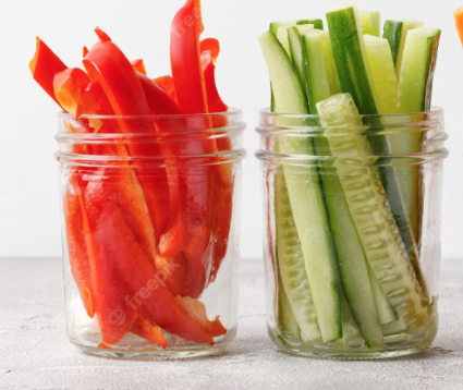 Palitos de pepino y pimientos con mejillones al natural.